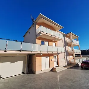 https://valjan-apartmani.hotels-in-trogir.com
